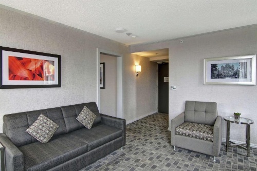 DoubleTree by Hilton Toronto Downtown image 9